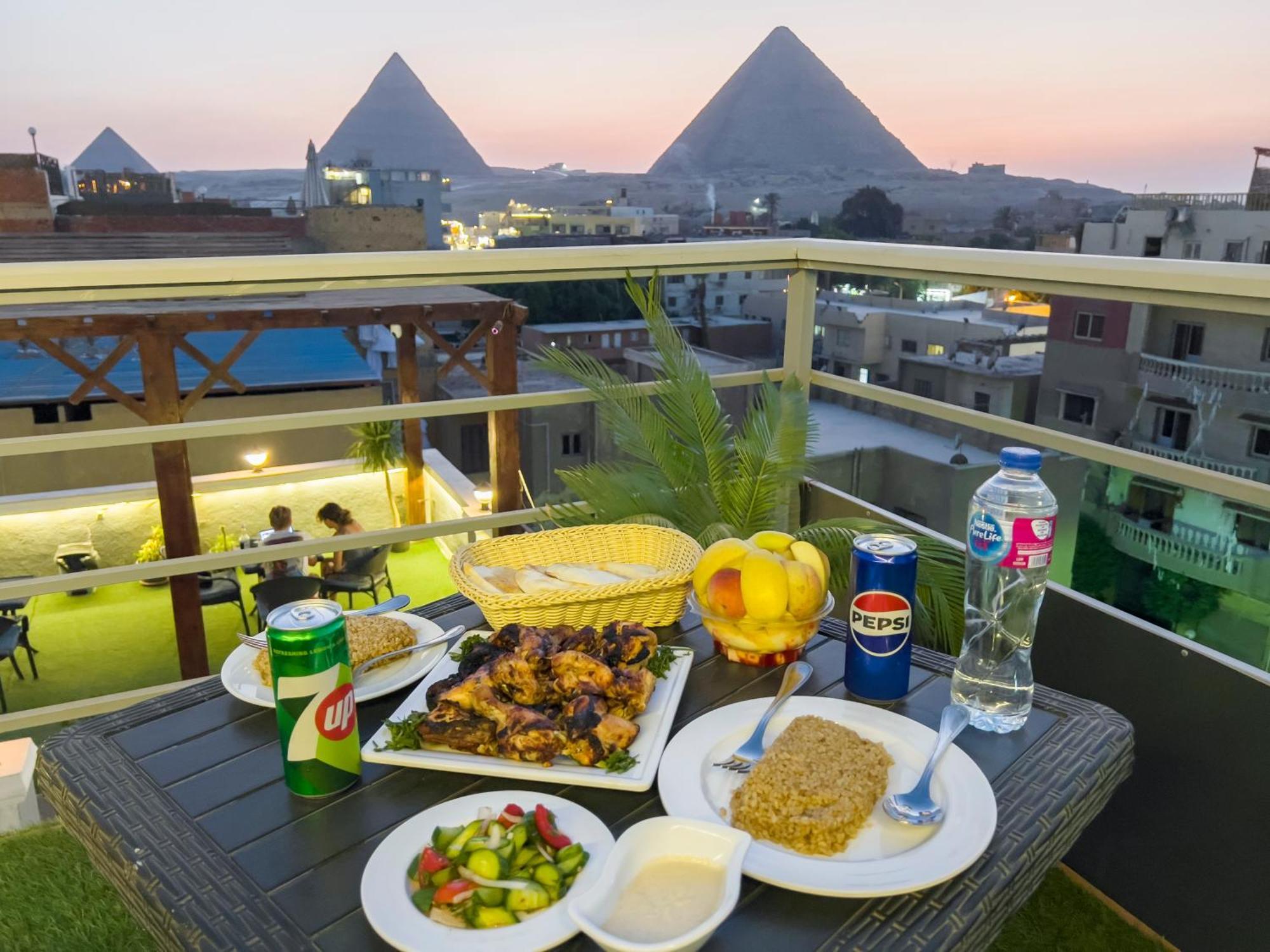 The Pyramids Gate Inn Kafret el-Gabal Екстериор снимка